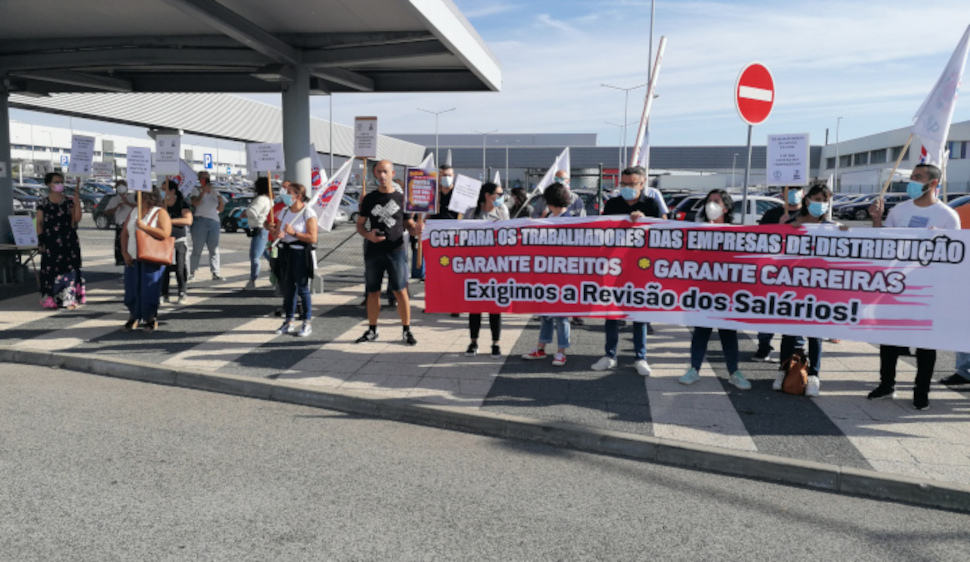 Sonae com protesto à porta